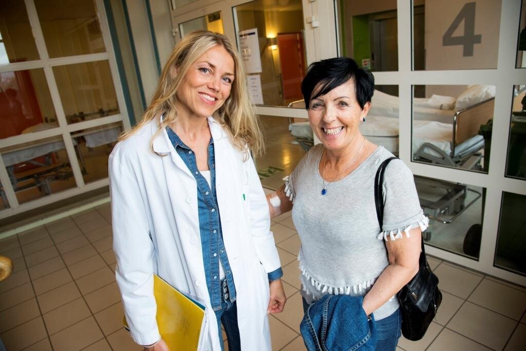 Preoperative telefonsamtaler har bidratt til færre kanselleringer ved Lovisenberg diakonale sykehus. Bildet viser spesialsykepleier Merete Egeland (t.v) og pasient Audhild Mathiesen.