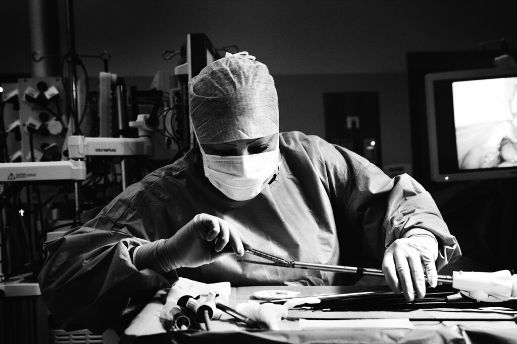 Operasjonssykepleier forbereder operasjon Operasjonssykepleier forbereder operasjon