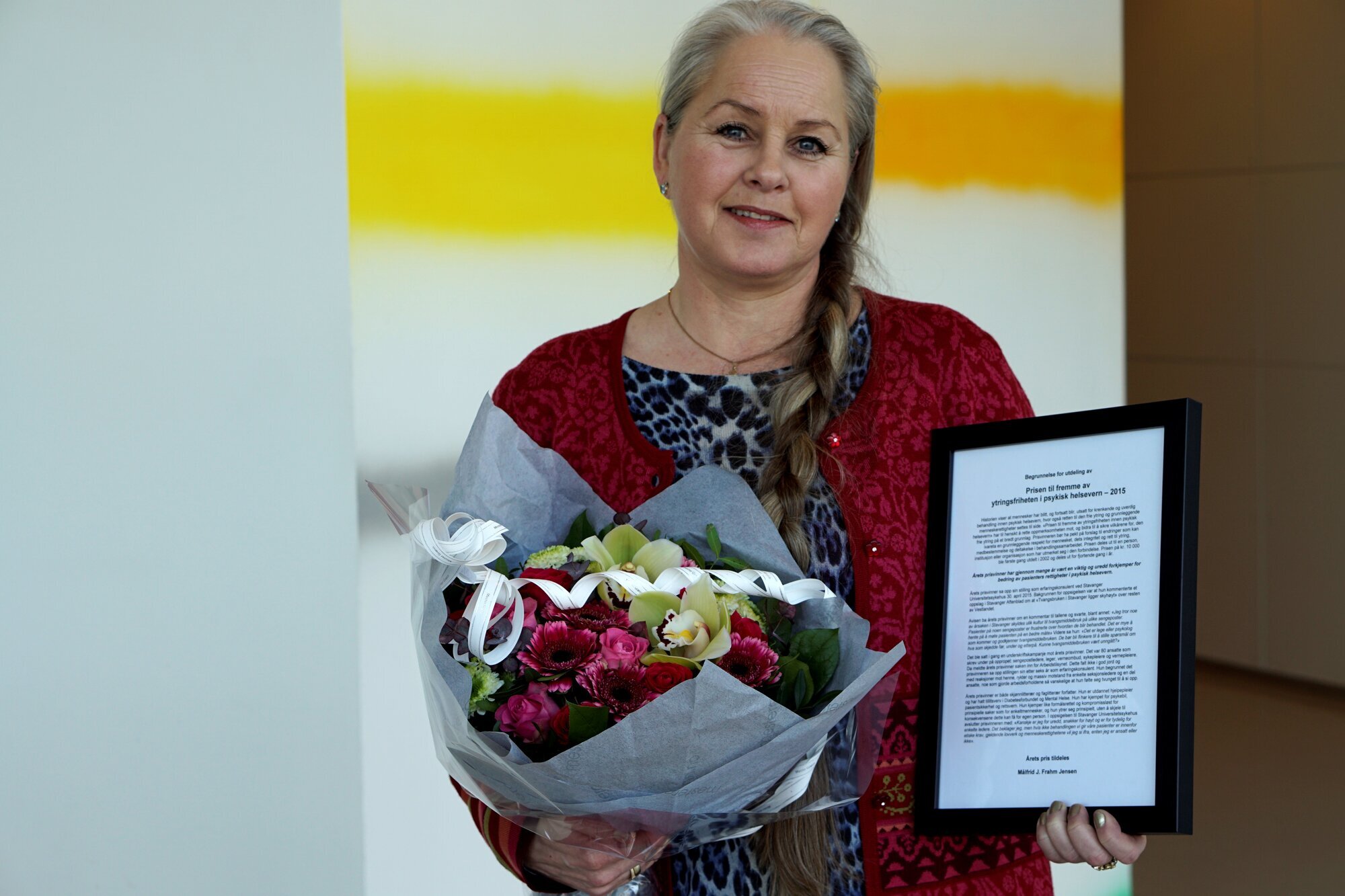 Bildet viser Målfrid J. Frahm Jensen med diplom og blomster.