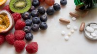 Bildet viser ulike frukter og bær samt kosttilskudd