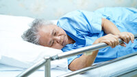 Bildet viser asiatisk pasient i sykehusseng