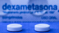 Bildet viser en pilleeske og to piller med deksametason.
