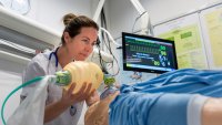 Simulering Bildet viser en student i intensivsykepleie som øver i en simulert setting