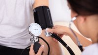 Bilde av noen som måler blodtryklk