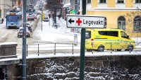 Ambulanse i Oslo Bildet viser trafikkbildet i Oslo. Et skilt peker til Legevakta, mens en ambulanse kjører forbi