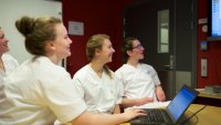 Bildet viser en gruppe studenter fra Høgskolen i Innlandet som samarbeider om å dokumentere i pasientjournalsystemet Gerica