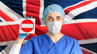 engelsk flagg med sykepleier foran bildet viser engelsk flagg med sykepleier foran