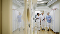 Helsepersonell i sykehuskorridor