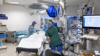 Bildet viser sykepleiere som gjør klar en operasjonsstue.
