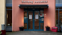 Bildet viser inngangspartiet ved Solvang helsehus Bildet viser inngangspartiet ved Solvang helsehus