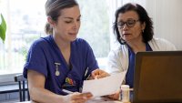 Sykepleierstudent og veileder Bildet viser en sykepleierstudent som får veiledning