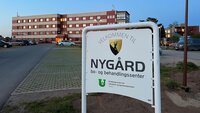 Bildet viser inngangen til Nygård bo- og behandlingssenter Bildet viser inngangen til Nygård bo- og behandlingssenter