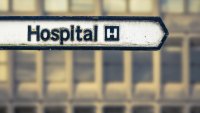 Bildet viser skilt til sykehus