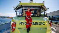 Bildet viser sykepleier på ambulansebåt
