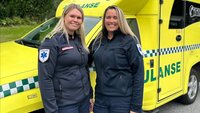 sykepleiere foran ambulanse