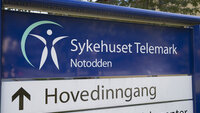 Bilde viser skilt hvor det står Notodden sykehus på