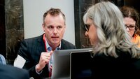Bildet viser Espen Gade Rolland som diskuterer i et møte