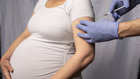 Bildet viser en gravid kvinne som blir vaksinert.