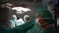 Anestesisykepleier Bildet viser anestesisykepleier under operasjon.