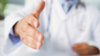 Lege, hånd Bildet viser en lege som holder ut en hånd.