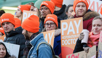 Bildet viser engelske leger som streiker