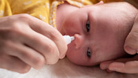 Baby som får nesedråper. Bildet viser en baby som får nesedråper.