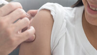 HPV-vaksinering Bildet viser en ung jente som får vaksine i overarmen