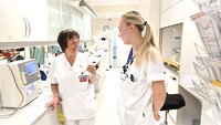 Bildet vider til sykepleiere som står på medisinrommet og snakker