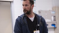 Noah Wyle, The Pitt Bildet viser Noah Wyle i rollen som Michael Robinavitch.