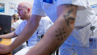 Totovert arm Bildet viser en tatovert arm på en sykepleier