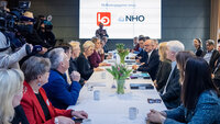 bilde av møte mellom LO og NHO