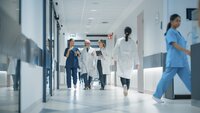 Bildet viser et tverrprofesjonelt team som går i gangen på et sykehus