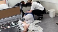 Bildet viser sykepleiestudenter som øver på livreddende tiltak i akutte scenarioer