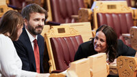 Bildet viser Helse- og omsorgsminister Jan Christian Vestre (Ap) og Arbeids- og inkluderingsministeren Tonje Brenna (Ap) i stortingssalen