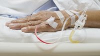 Sykehus, bemanning Bildet viser en hånd med venekanyle i.