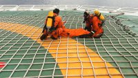 Bildet viser offshoreansatte som øver på redningsprosedyrer.