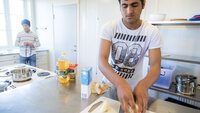 Bildet viser Dawlatzai og Rahimi på kjøkkenet
