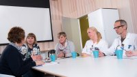 Møte mellom tverrfaglig helsepersonell. Bildet viser tverrfaglig helsepersonell som har møte rundt et bord.