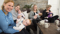 Bildet viser An-Magritt T. Ryste, Stina Nakken Berg, Jeanett A. Norshus og Karianne Thomassen med hver sin baby i fanget.