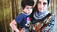 Syrisk sykepleier og datter, på flukt i Libanon. Syrisk sykepleier og datter, på flukt i Libanon.