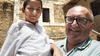 John Eivind Jensen, Norwac, med en syrisk skolegutt i Saida, Libanon.