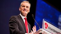 Bildet viser Arbeiderpartiets leder Jonas Gahr Støre på talerstolen.