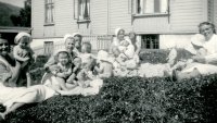 Historisk, gammelt bilde av sykepleiere med små barn på gresset utenfor Bergen kommunale mødrehjem. Historisk, gammelt bilde av sykepleiere med små barn på gresset utenfor Bergen kommunale mødrehjem.