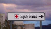 Bildet viser et veiskilt merket «Sjukehus».
