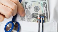 93 prosent av alle sykepleiere i USA er kvinner, og de få som er menn tjener langt bedre. Bildet viser dollarsedler i lommen på en hvit sykehusfrakk.