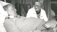 Cicely Saunders, palliasjon, hospice Dame Cicely Saunders lytter til en pasient.