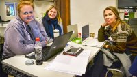 Madelen Henriksen, Charlotte Aalberg, Silje Marie Zachariassen Bildet viser tre studenter som sitter med bøker og PC-er rundt et bord.