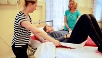 Bedriftsfysioterapeutene Anne Aschehoug Loftu (t.v.) og Sigrunn Haug Simensen viser hvordan man ved hjelp av forflytningsteknikk kan flytte «pasient» Gina Grøtting Sjöström oppover i sykesengen på en mindre belastende måte. Bildet viser bedriftsfysioterapeutene Anne Aschehoug Loftu og Sigrunn Haug Simensen viser hvordan man ved hjelp av forflytningsteknikk kan flytte «pasient» Gina Grøtting Sjöström oppover i sykesengen på en mindre belastende måte.
