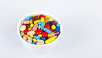 En skål med fargerike medisiner.
