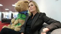 Barneombud Anne Lindboe sammen med en stor bamse.
